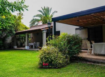 Casa · 220m² · 3 Dormitorios · 1 Cochera · Casa en Chacras de Coria Callejon Privado