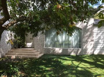 Casa · 240m² · 5 Ambientes · 1 Cochera · Venta en Country San Diego - Propiedad en Esquina en Zona Central