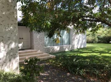 Casa · 240m² · 5 Ambientes · 1 Cochera · Venta en Country San Diego - Propiedad en Esquina en Zona Central