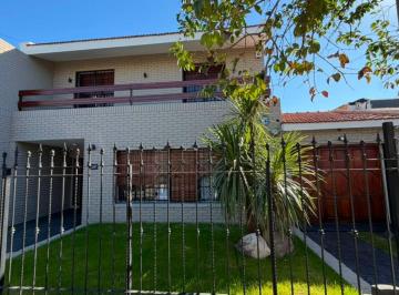 Casa · 368m² · 4 Dormitorios · 2 Cocheras · Casa en Venta en Cerro de Las Rosas, Apto Credito!