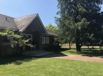Casa · 372m² · 3 Dormitorios · 2 Cocheras · Country San Diego - Hermoso Chalet Moderno en Esquina