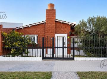 Casa · 227m² · 8 Ambientes · 1 Cochera · Venta | Casa | 6° Sección | 4 Dorm.