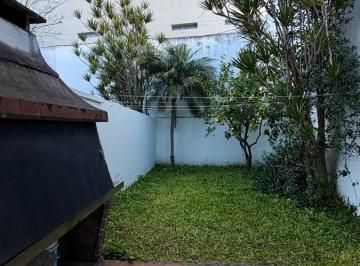 Casa · 114m² · 4 Ambientes · 1 Cochera · Exclusivo Triplex de 4 Ambientes con Cochera y Gran Jardín – 206 m² Totales