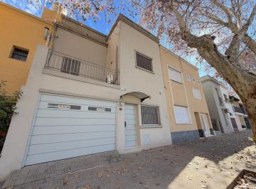 Casa · 151m² · 6 Ambientes · 1 Cochera · Casa en Venta con Patio y Cochera en Barrio Parque