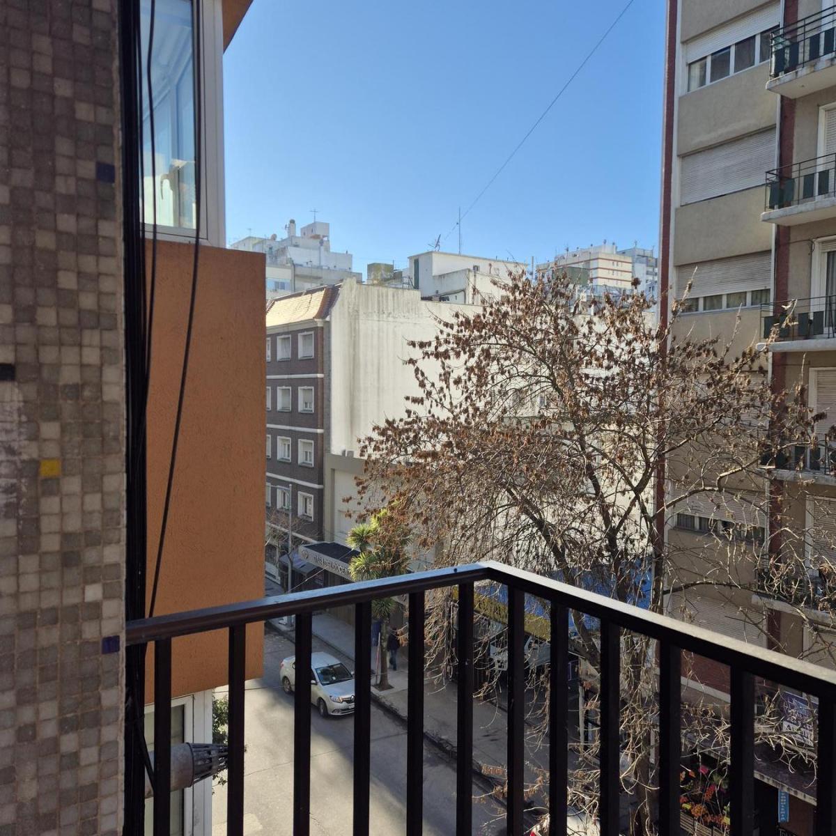 Departamento 1 ambiente con balcón al frente – Plaza Mitre