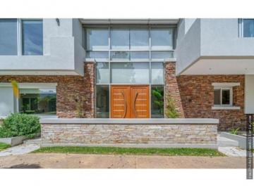 Casa · 370m² · 4 Ambientes · 1 Cochera · Casa en Arenas del Sur