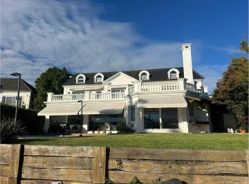 Casa · 590m² · 10 Ambientes · 3 Cocheras · Venta de Casa Al Lago en Castores - Nordelta - 5 Dorm. - Tres Pisos con Ascensor