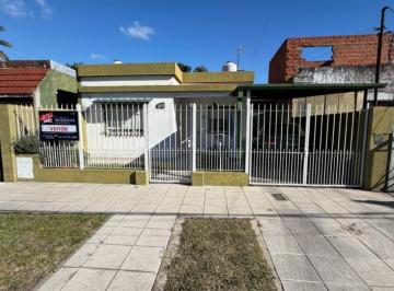 Casa · 129m² · 3 Dormitorios · Venta Ideal 2 Familias Casa con Departamento 2 Ambientes, Quincho y Amplio Parque, Ferre 126 - Jose m