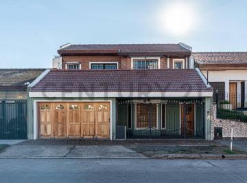 Casa · 217m² · 7 Ambientes · 2 Cocheras · Exclusiva Residencia Familiar con Jardín, Quincho y Suite en Ramos Mejía
