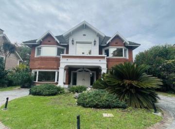 Casa · 330m² · 5 Ambientes · 1 Cochera · Casa en Saint Thomas Sur