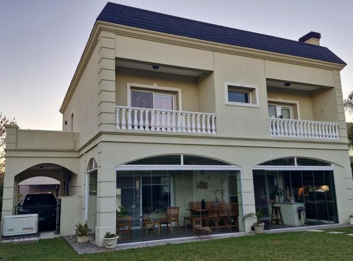 Casa · 300m² · 4 Ambientes