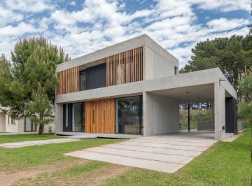 Casa · 239m² · 5 Ambientes · 2 Cocheras · Casa en Alquiler Barrio Pioneros
