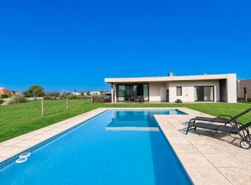 Casa · 860m² · 4 Ambientes · 3 Cocheras · Casa en San Sebastian