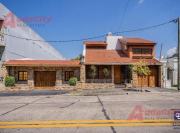 Casa · 273m² · 5 Ambientes · 4 Cocheras · Venta Casa 5 Ambientes en Villa Lugano, Caba con Quincho y Pileta Climatizada
