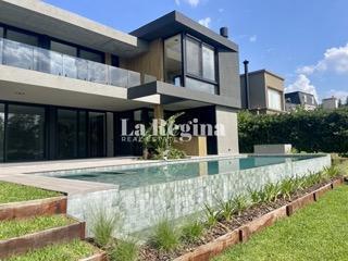 Casa · 411m² · 8 Ambientes · Casa a La Venta en El Yacht