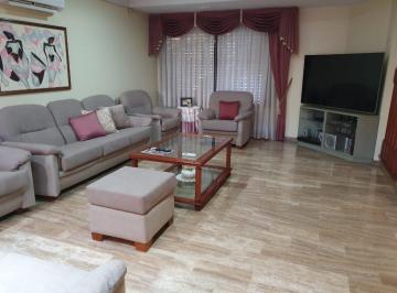 Casa · 251m² · 5 Ambientes · 1 Cochera · Impecable Chalet en Kilómetro 18 - Hurlingham