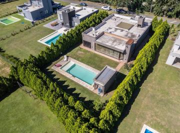 Casa · 216m² · 5 Ambientes · 2 Cocheras · Venta - Casa de Tres Dorm. con Pileta - Puerto Roldan