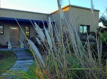 Casa · 73m² · 4 Ambientes · 1 Cochera · Casa Moderna con Pileta Sobre Lote de 1.000 m² | 2 Dorm. | Arana, La Plata