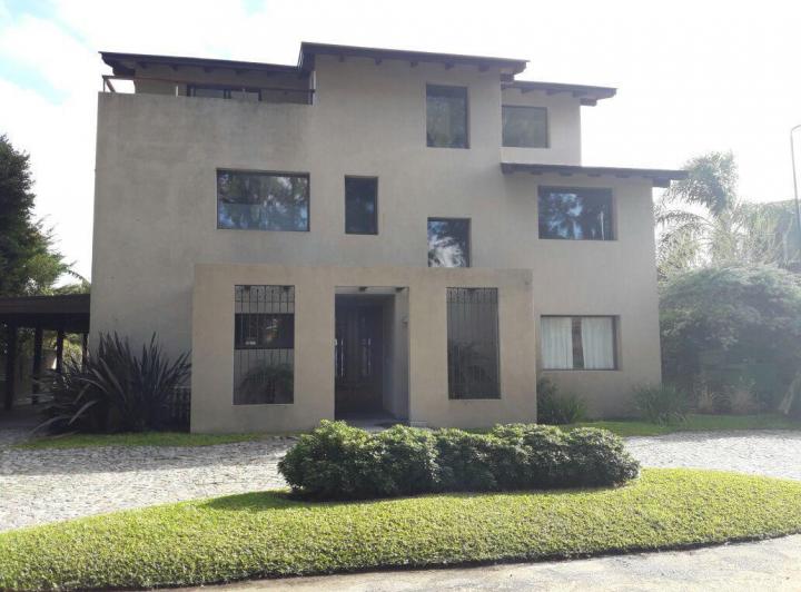 Casa · 386m² · 5 Ambientes · 1 Cochera