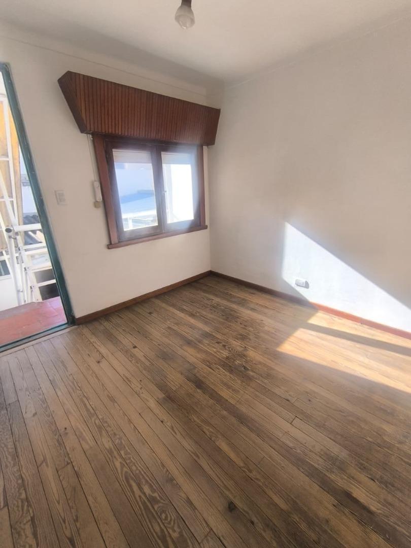 Monoambiente 22m² con balcón y cocina separada — Hipólito Yrigoyen
