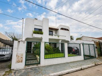 Casa · 180m² · 5 Ambientes · 2 Cocheras · Casa en Venta en Temperley