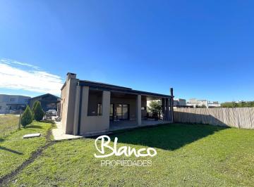Casa · 152m² · 5 Ambientes · 1 Cochera · Casa en Alquiler en Pilar del Este, Barrio Santa Elena, Pilar, G. B. a. Zona Norte