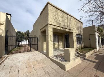 Casa · 200m² · 4 Ambientes · 4 Cocheras · Casa en Venta en Exclusiva Zona de Pilar, 2 Dorm. con Jardín, Galería y Parrilla
