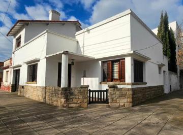 Casa · 143m² · 3 Ambientes · 1 Cochera · Venta Chalet de 3 Ambientes con Garaje, Jardín y Excelente Distribución en Nueva Pompeya