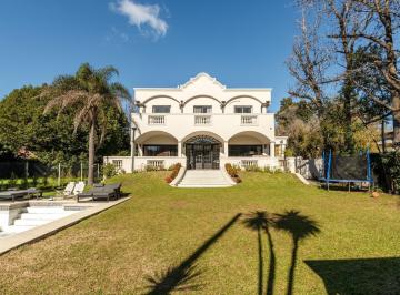 Casa · 479m² · 9 Ambientes · 1 Cochera · Imponente Casa en Venta con Estupendo Parque en Lomas de San Isidro.