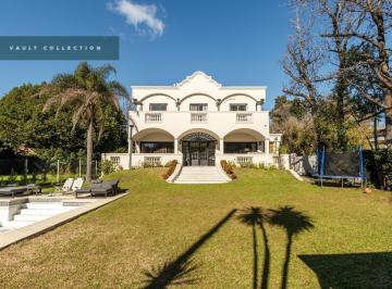 Casa · 479m² · 9 Ambientes · 1 Cochera · Imponente Casa en Venta con Estupendo Parque en Lomas de San Isidro.