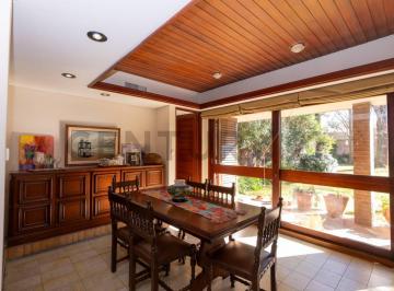 Casa · 216m² · 7 Ambientes · 2 Cocheras · Casa en Venta de 3 Dorm. con Parque y Pileta en La Plata