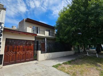 Casa de 1 ambiente, Lomas de Zamora · Av Eva Perón 607 Temperley Casa a La Venta con Jardín y Garaje