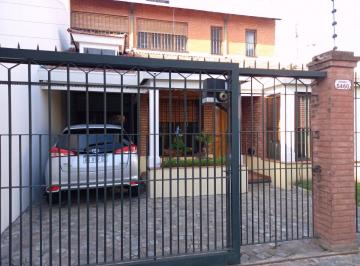 Casa de 7 ambientes, Vicente López · Excelente Chalet Compuesto de Liv - Com 4 Dorm Dep Serv Coch Pisc Jdin Quincho Parr Cochera