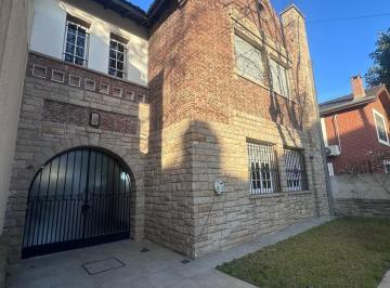 Casa · 300m² · 6 Ambientes · 2 Cocheras · Casa 6 Ambientes con Jardin, Recientemente Remodelada en Vicente Lopez