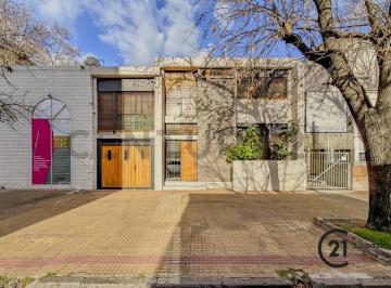 Casa · 172m² · 5 Ambientes · 1 Cochera · Casa Impecable 2 Plantas
