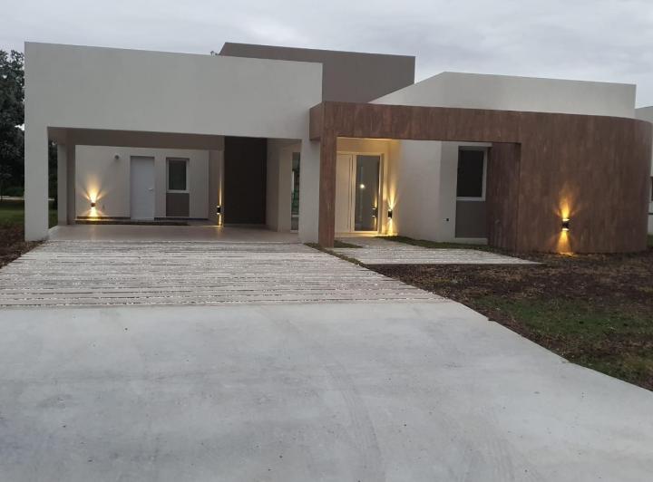 Casa · 224m² · 4 Ambientes · 2 Cocheras