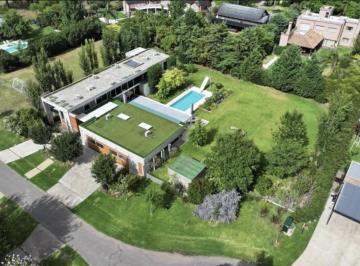 Casa · 2495m² · 7 Ambientes · 4 Cocheras · Venta Hermosa Casa 4 Dorm. 5 Baños Piscina Parque Kentucky Club de Campo