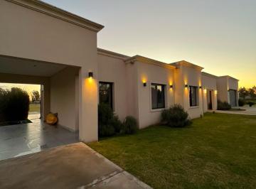Casa · 195m² · 6 Ambientes · 3 Cocheras · Casa en Santa Matilde
