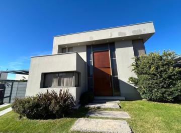 Casa · 242m² · 7 Ambientes · 1 Cochera · Espectacular Casa en Venta - Barrio Pórtico del Sol II (El Challao)