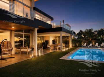 Casa · 500m² · 9 Ambientes · 5 Cocheras · Casa en Primera Línea Al Lago Central - Cabos del Lago, Nordelta.