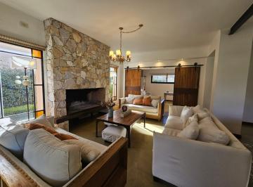 Casa · 200m² · 5 Ambientes · 4 Cocheras · Casa en Venta, Barrio Buenos Aires Village, Bella Vista