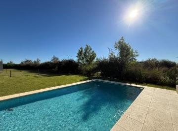 Casa · 221m² · 4 Dormitorios · 6 Cocheras · Casa Amoblada en Alquiler