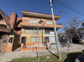 Casa · 360m² · 4 Ambientes · 1 Cochera · (En Block) PH y Local con 6 Consultorios en San Martin Al 500 - Cochera Para 7 Autos