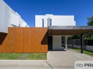 Casa de 7 ambientes, Córdoba · Housing 3 Dorm. - Villa Belgrano