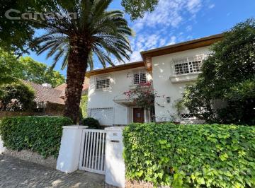 Casa · 237m² · 5 Ambientes · 2 Cocheras · Casa en Martinez en Venta con Jardín y Pileta. 4 Dorm.