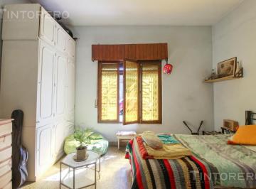 Casa · 147m² · 4 Ambientes · 1 Cochera · Casa Multifamiliar con Parque en Morón. Acepta Permuta