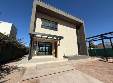 Casa de 6 ambientes, Mayor Drummond · Casa en Barrio Privado Pueblo Malbec, Luján de Cuyo Financio | Permuto