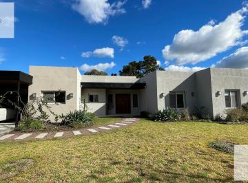 Casa · 181m² · 5 Ambientes · 4 Cocheras · Casa en Venta con Pileta en Barrio Haras del Sol, Pilar.