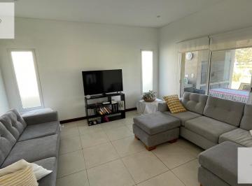 Casa · 181m² · 5 Ambientes · 4 Cocheras · Casa en Venta con Pileta en Barrio Haras del Sol, Pilar.
