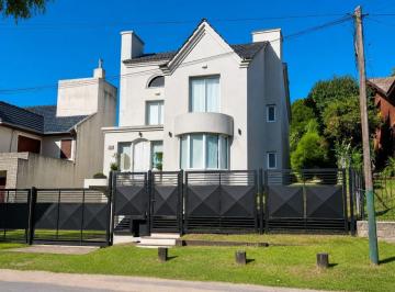 Casa · 250m² · 5 Ambientes · En Venta Casa con Piscina de 5 Ambientes Financia